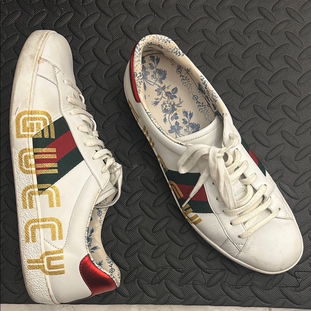 Gucci White and Red Sneakers with Signature Design - Picture 3 of 5